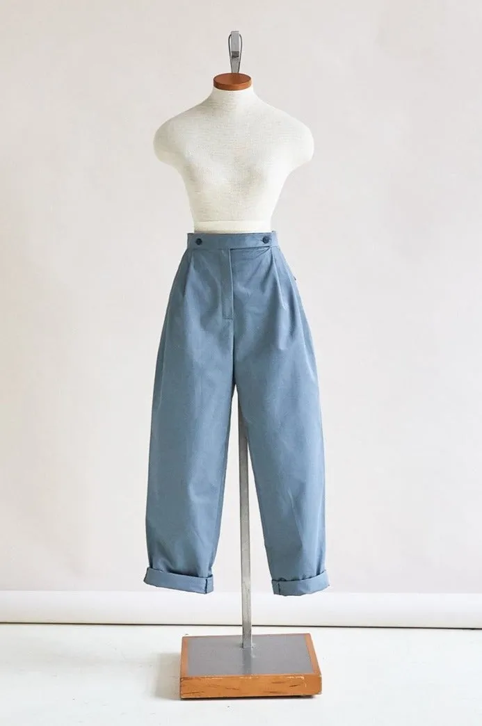 48-1 Pleated trousers with welt pockets / rolled-up trouser legs